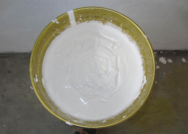 水性丙烯酸树脂加水后会变成乳白色吗？